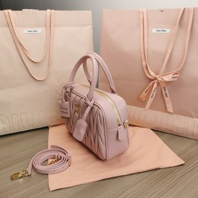 Большой розовый цвет в наличии 5BB124： Новая модель MiuMiu, слишк