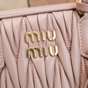 Большой розовый цвет в наличии 5BB124： Новая модель MiuMiu, слишк