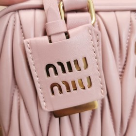 Большой розовый цвет в наличии 5BB124： Новая модель MiuMiu, слишк