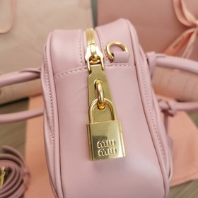 Большой розовый цвет в наличии 5BB124： Новая модель MiuMiu, слишк