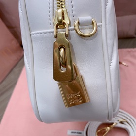 Большой белый цвет, в наличии 5BB124： Новая модель MiuMiu too pre