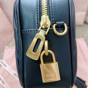 Большой черный цвет, в наличии 5BB124： Новая модель MiuMiu too pr