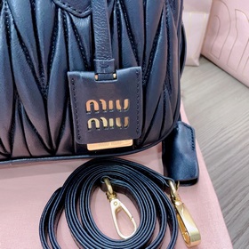 Большой черный цвет, в наличии 5BB124： Новая модель MiuMiu too pr