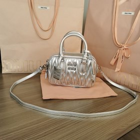 5BB123： Новая модель сумки MiuMiu «too pretty» в форме боулинга,