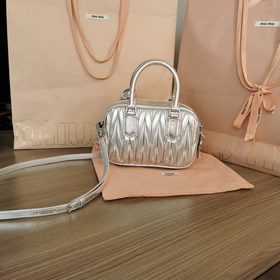5BB123： Новая модель сумки MiuMiu «too pretty» в форме боулинга, 