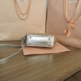 5BB123： Новая модель сумки MiuMiu «too pretty» в форме боулинга, 