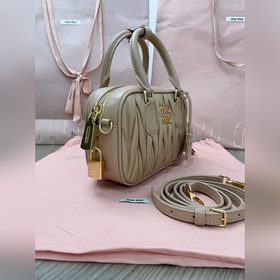 5BB123： Новая модель сумки MiuMiu «too pretty» в форме боулинга, 