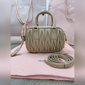 5BB123： Новая модель сумки MiuMiu «too pretty» в форме боулинга, 