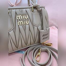 5BB123： Новая модель сумки MiuMiu «too pretty» в форме боулинга, 