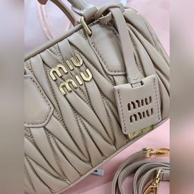 5BB123： Новая модель сумки MiuMiu «too pretty» в форме боулинга, 