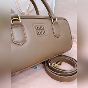5BB148, новая сумка для боулинга от Miu, представлена официальном