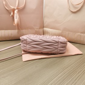 5BC125： Новая сумка MiuWander от MiuMiu, изготовлена из импортной