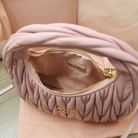 5BC125： Новая сумка MiuWander от MiuMiu, изготовлена из импортной
