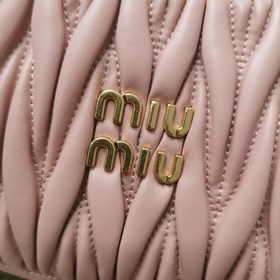5BC125： Новая сумка MiuWander от MiuMiu, изготовлена из импортной