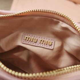 5BC125： Новая сумка MiuWander от MiuMiu, изготовлена из импортной