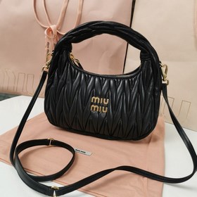 5BC125： Новая сумка MiuWander от MiuMiu, изготовлена из импортной