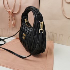 5BC125： Новая сумка MiuWander от MiuMiu, изготовлена из импортной