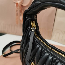 5BC125： Новая сумка MiuWander от MiuMiu, изготовлена из импортной