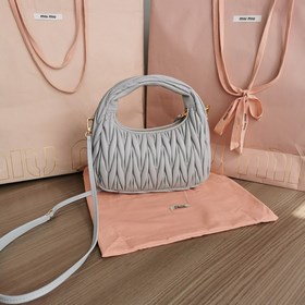 5BC125： Новая сумка MiuWander от MiuMiu, изготовлена из импортной