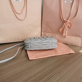 5BC125： Новая сумка MiuWander от MiuMiu, изготовлена из импортной