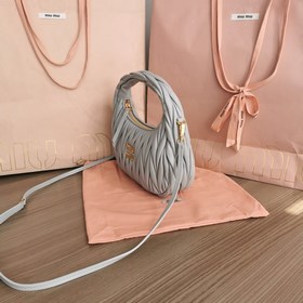 5BC125： Новая сумка MiuWander от MiuMiu, изготовлена из импортной