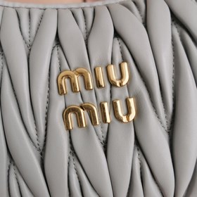 5BC125： Новая сумка MiuWander от MiuMiu, изготовлена из импортной