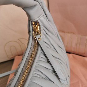 5BC125： Новая сумка MiuWander от MiuMiu, изготовлена из импортной