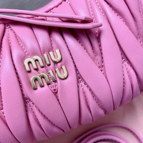 Розовый, 18 см 5BP228： Новая мини-сумка MiuWander от MiuMiu, вып