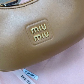 5BC161, сумка Miu в стиле хобо, представлена официальном сайте, я