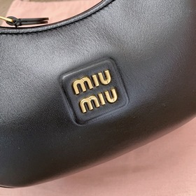 5BC161, сумка Miu в стиле хобо, представлена официальном сайте, я