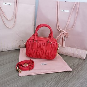 Новая модель красного цвета 5BB123： Новая модель MiuMiu, слишком