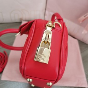 Новая модель красного цвета 5BB123： Новая модель MiuMiu, слишком