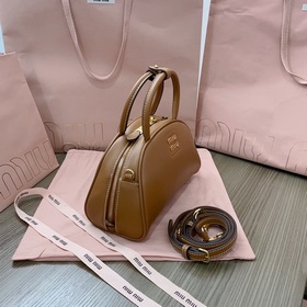 Коричневый 5BB157, модель Miu Jia Xiu, представлена официальном с