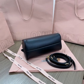 Кекс 5BB157, модель Miu Jiaxiu, представлена официальном сайте, я