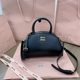 Кекс 5BB157, модель Miu Jiaxiu, представлена официальном сайте, я