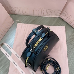 Кекс 5BB157, модель Miu Jiaxiu, представлена официальном сайте, я