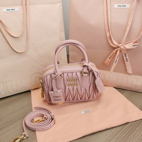 Светло-розовый 5BB123： Новая модель сумки MiuMiu too pretty в фор