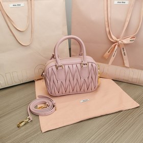Светло-розовый 5BB123： Новая модель сумки MiuMiu too pretty в фор