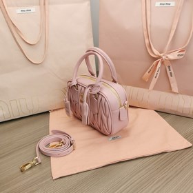 Светло-розовый 5BB123： Новая модель сумки MiuMiu too pretty в фор