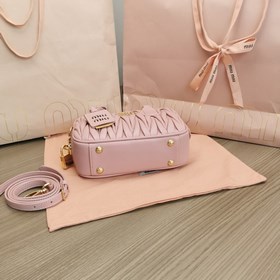 Светло-розовый 5BB123： Новая модель сумки MiuMiu too pretty в фор