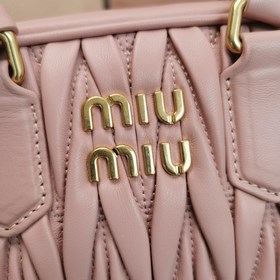 Светло-розовый 5BB123： Новая модель сумки MiuMiu too pretty в фор