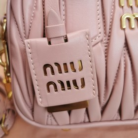 Светло-розовый 5BB123： Новая модель сумки MiuMiu too pretty в фор