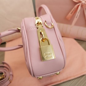 Светло-розовый 5BB123： Новая модель сумки MiuMiu too pretty в фор