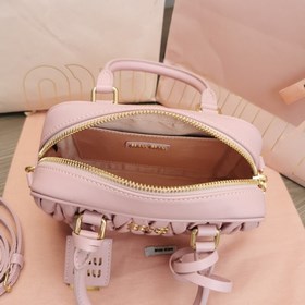 Светло-розовый 5BB123： Новая модель сумки MiuMiu too pretty в фор