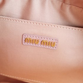 Светло-розовый 5BB123： Новая модель сумки MiuMiu too pretty в фор