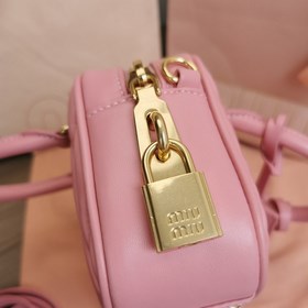 5BB123： Новая модель сумки MiuMiu «too pretty» в форме боулинга, 