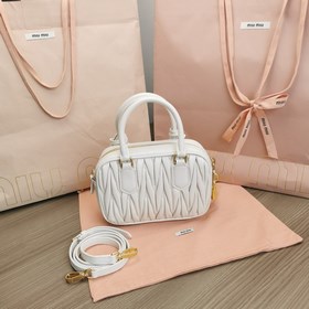 Белый 5BB123： Новая модель сумки MiuMiu «too pretty» в форме боул