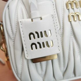 Белый 5BB123： Новая модель сумки MiuMiu «too pretty» в форме боул