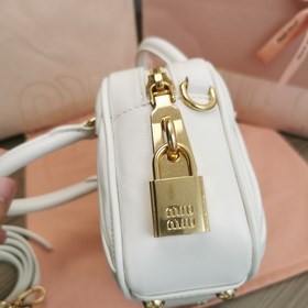 Белый 5BB123： Новая модель сумки MiuMiu «too pretty» в форме боул