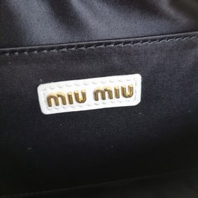 Белый 5BB123： Новая модель сумки MiuMiu «too pretty» в форме боул